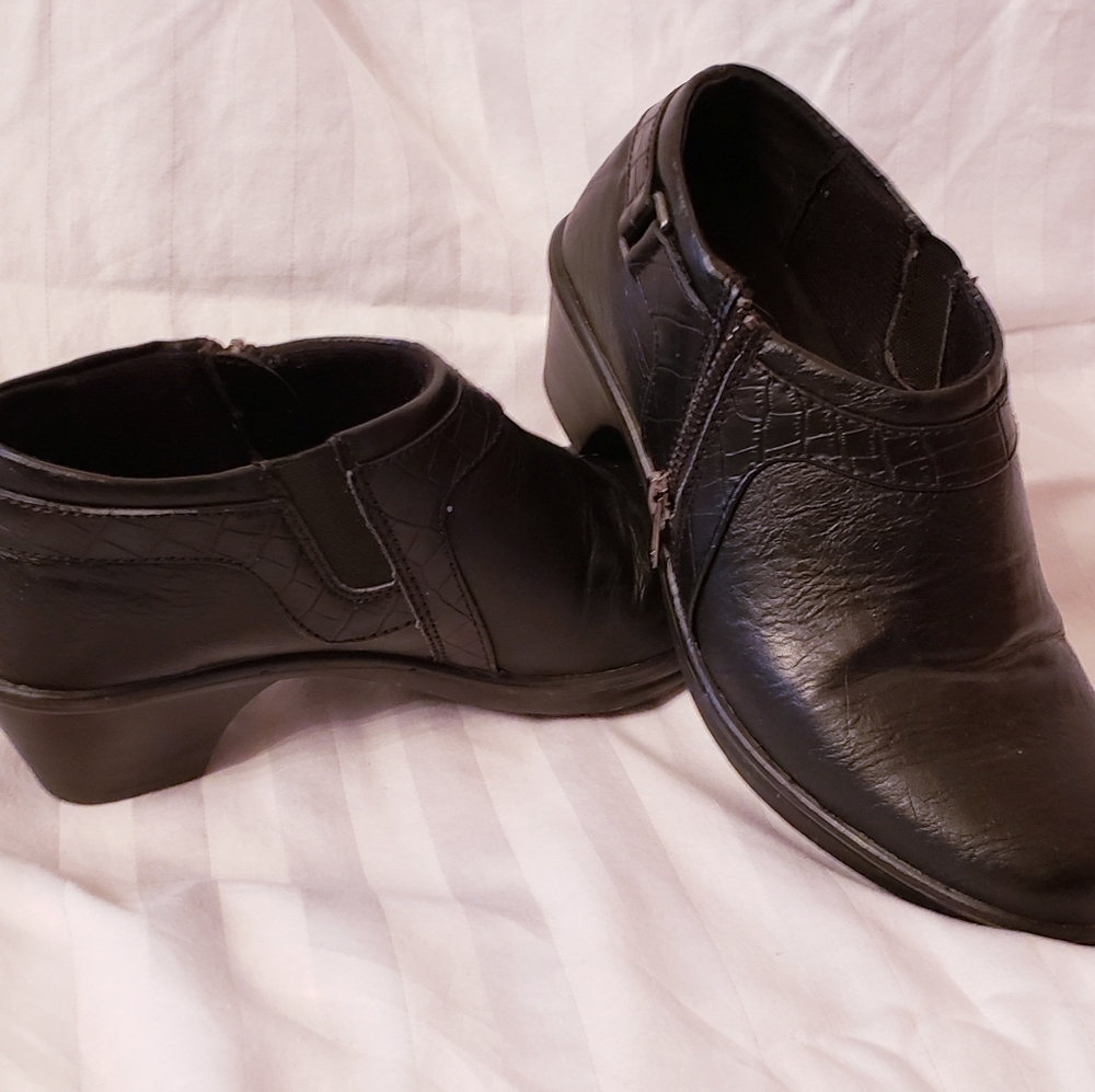 7W Easy Street Comfort Wave Black Booties